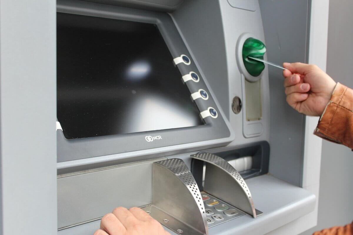 Аферисты «из профкома» завода обманули женщину из Павлодара на 15 млн тенге