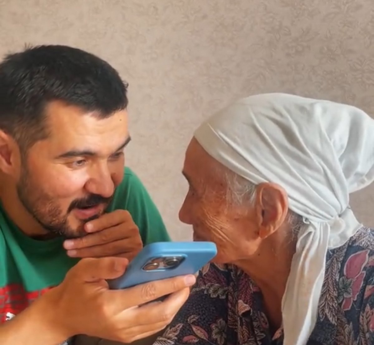 «Рахмет, айналайын»: мама Бейбита Кушкалиева покорила соцсети разговором с ChatGPT