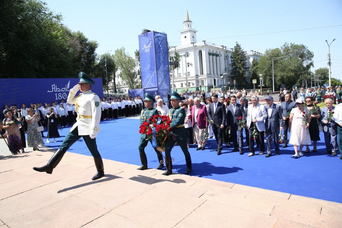 В Алматы более 5 тысяч человек спели песни Абая и возложили цветы к его памятнику