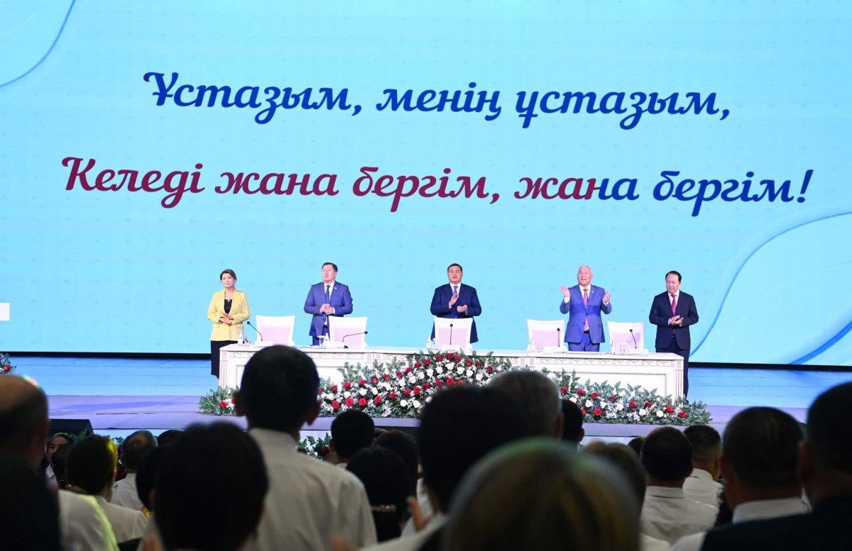 Аким Кызылординской области Нурлыбек Налибаев спел вместе с учителями на августовской конференции