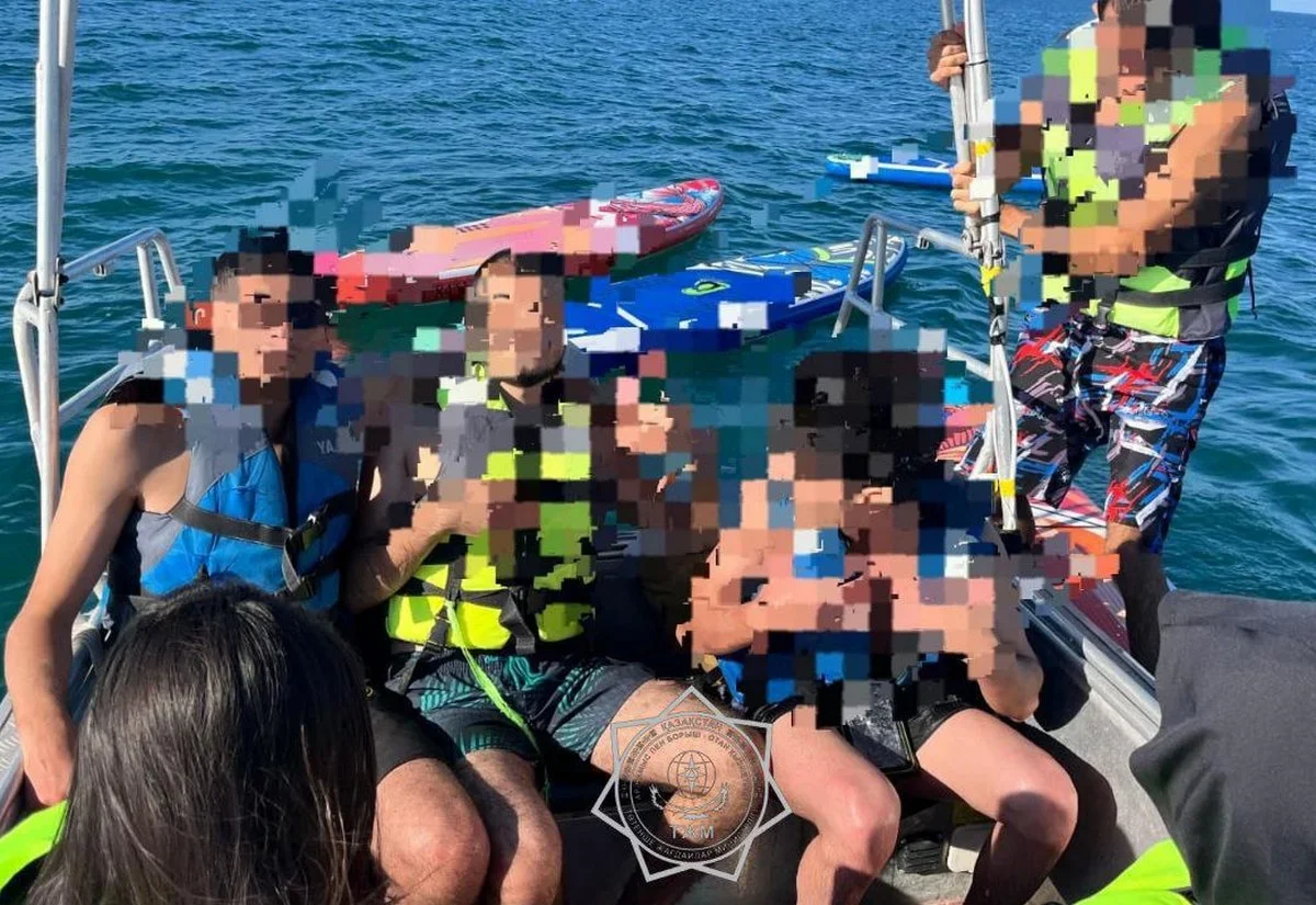 В Актау несколько человек унесло в море штормовым ветром