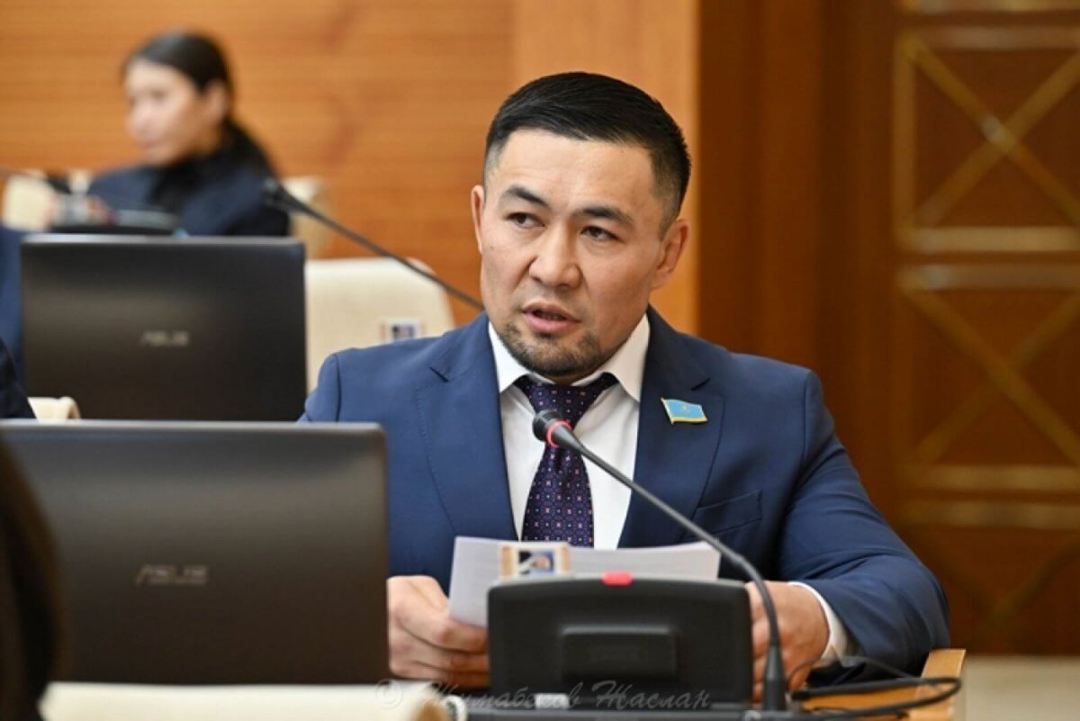 «Есть проблемы куда серьезнее»: Ардак Назаров ответил на критику за поздравление мамы в парламенте