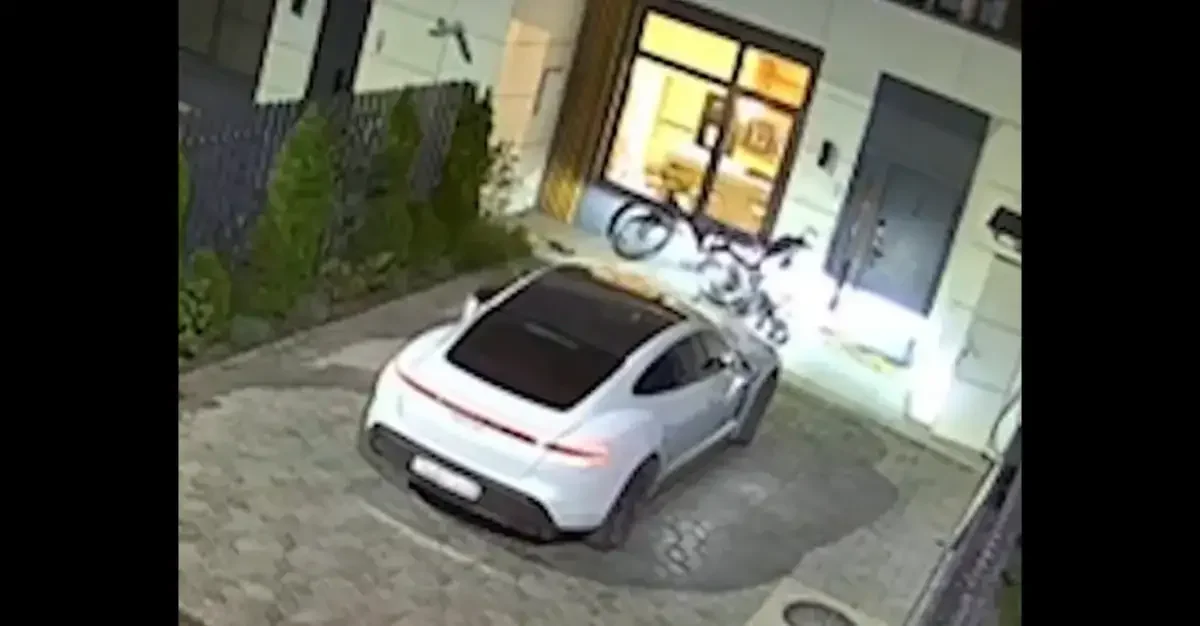 Сын известных блогеров угнал Porsche и разбил его о забор