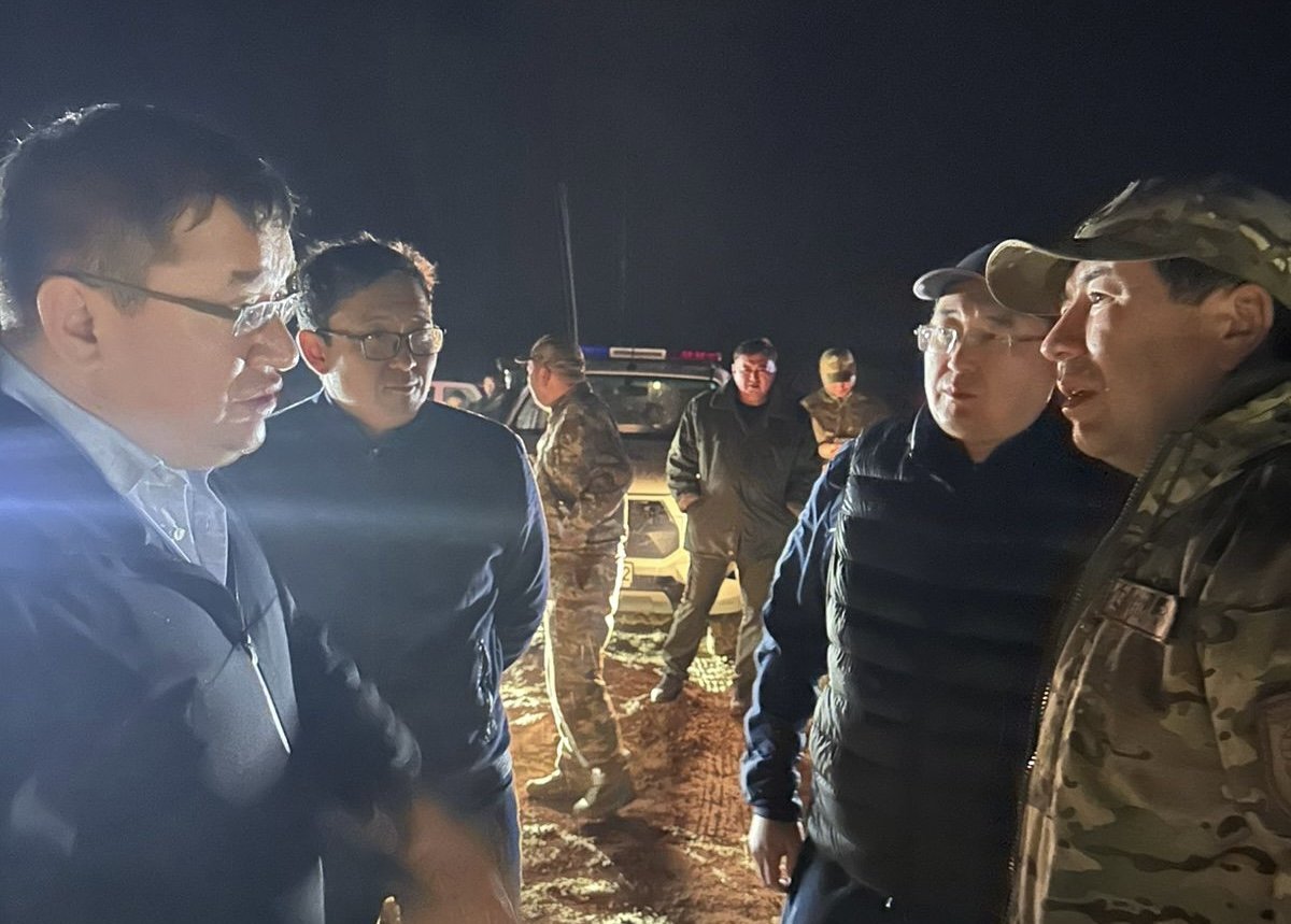 Аким Алматинской области взял под личный контроль тушение пожара на полигоне ТБО