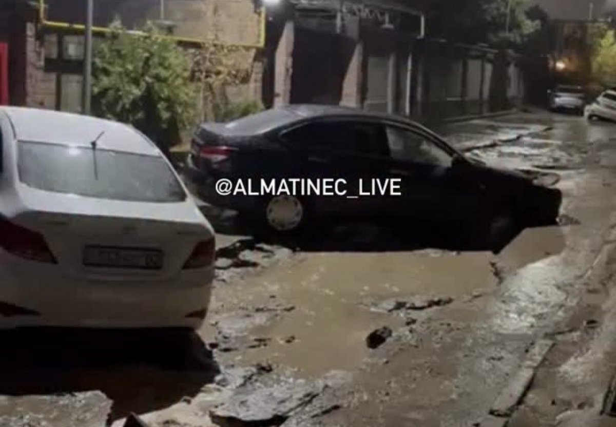 В Алматы объяснили причины провала асфальта и пообещали компенсации