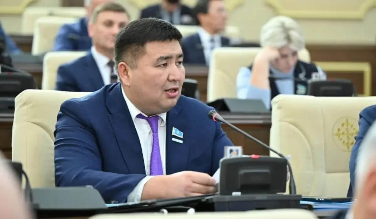 Депутат Бейсенбаев предложил ввести повсеместный запрет на использование телефонов в школах