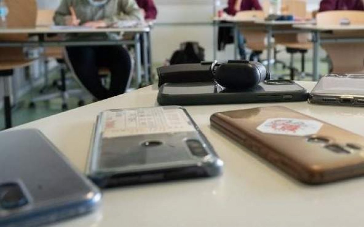 «Школы не готовы»: Национальная академия образования выступила против запрета смартфонов