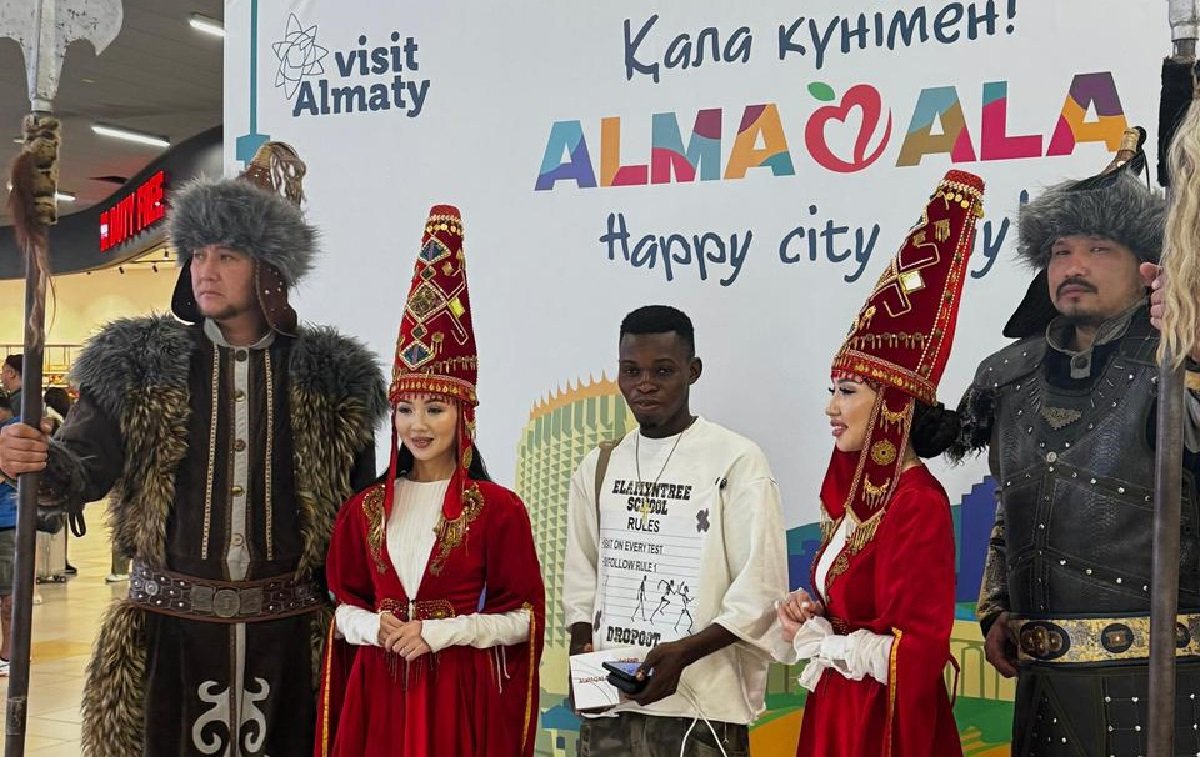 Более 5 тысяч гостей получили алматинские апорты в аэропорту в честь Дня города