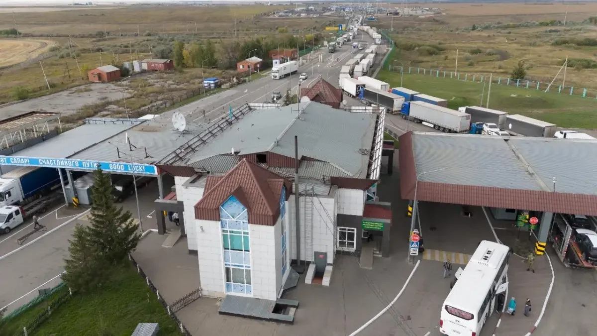 Пробки из грузовых автомобилей образовались на границе Казахстана и России