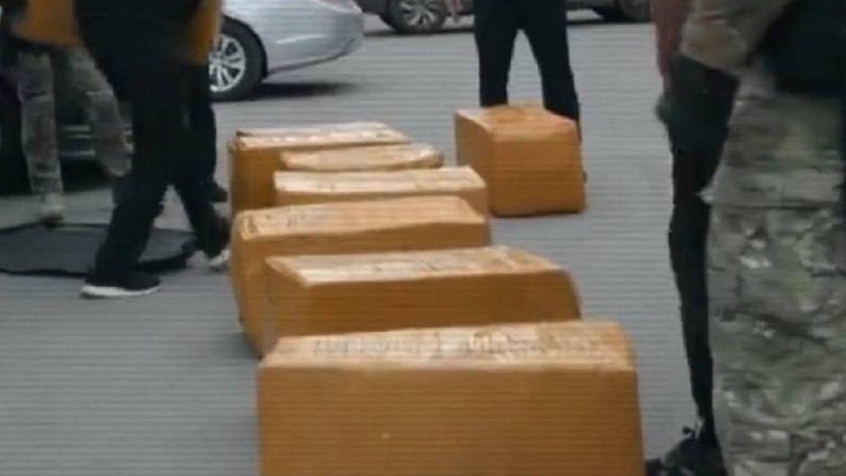 "Посылка с наркотой": пенсионера поймали с поличным на вокзале Караганды