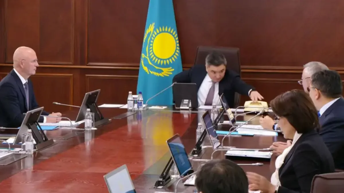 Олжас Бектенов покинул заседание правительства из-за срочного звонка