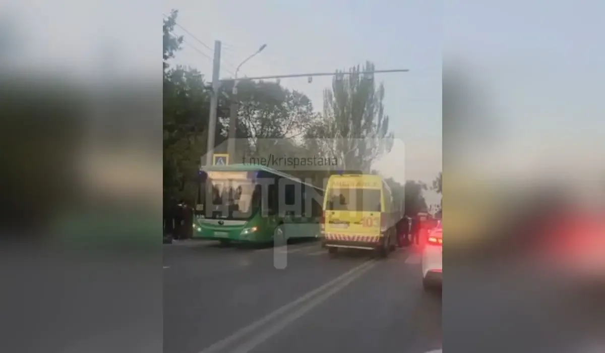 Скорая сбила подростка на пешеходном переходе в Алматы