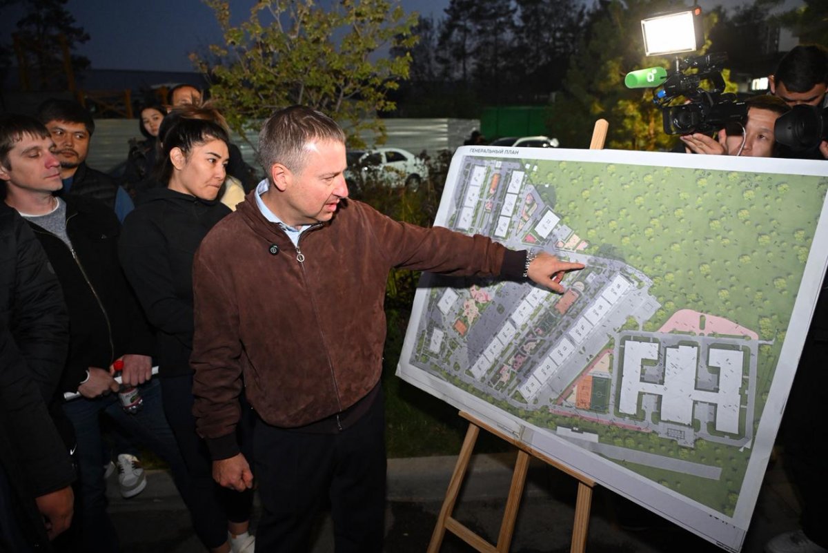 Жители Auezov City получили ответы на проблемные вопросы от акима Алматы