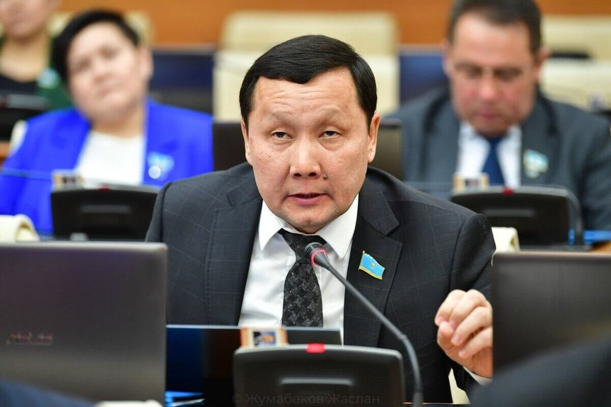 «На 250 тысяч в Алматы не проживешь»: депутат заявил о тяжелом положении полицейских