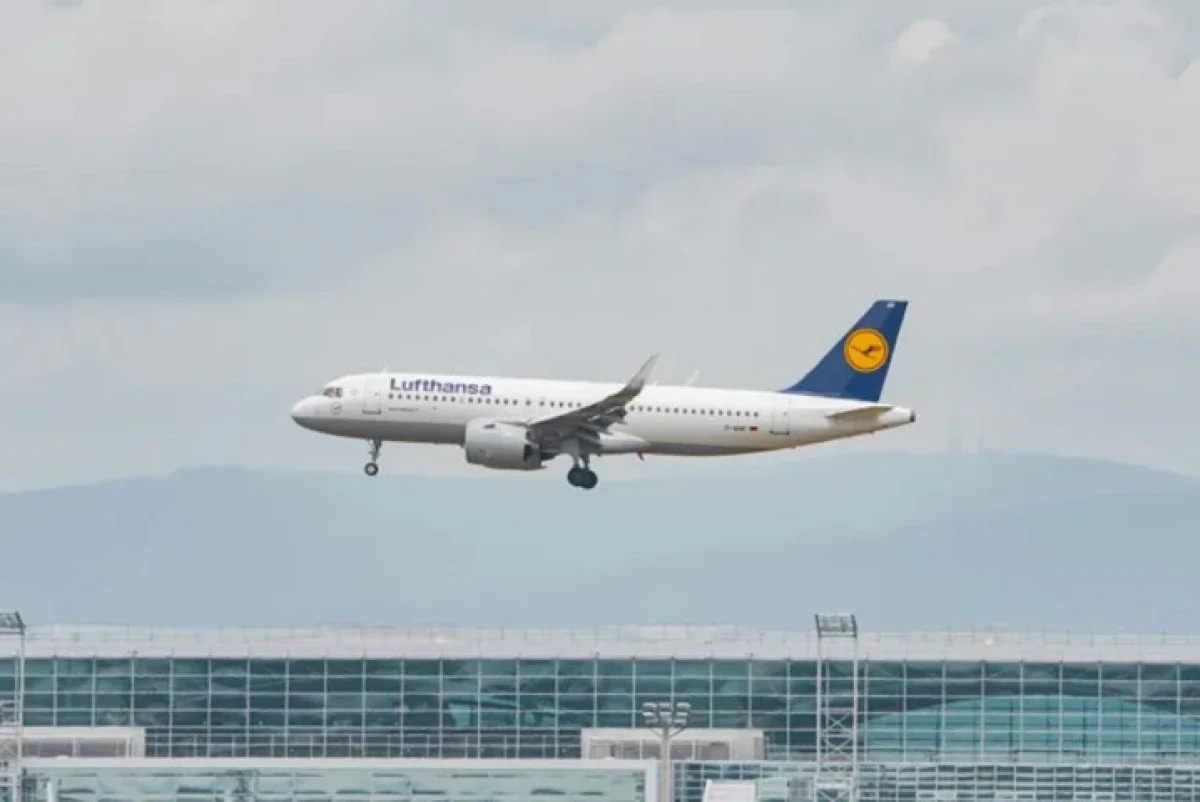 В аэропорту Алматы топливозаправщик столкнулся с самолетом Lufthansa