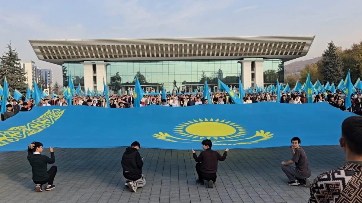 Алматы встречает День Республики патриотическим флешмобом