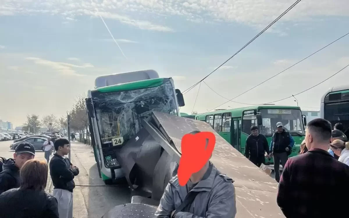 Автобус врезался в остановку и сбил пешехода в Алматы