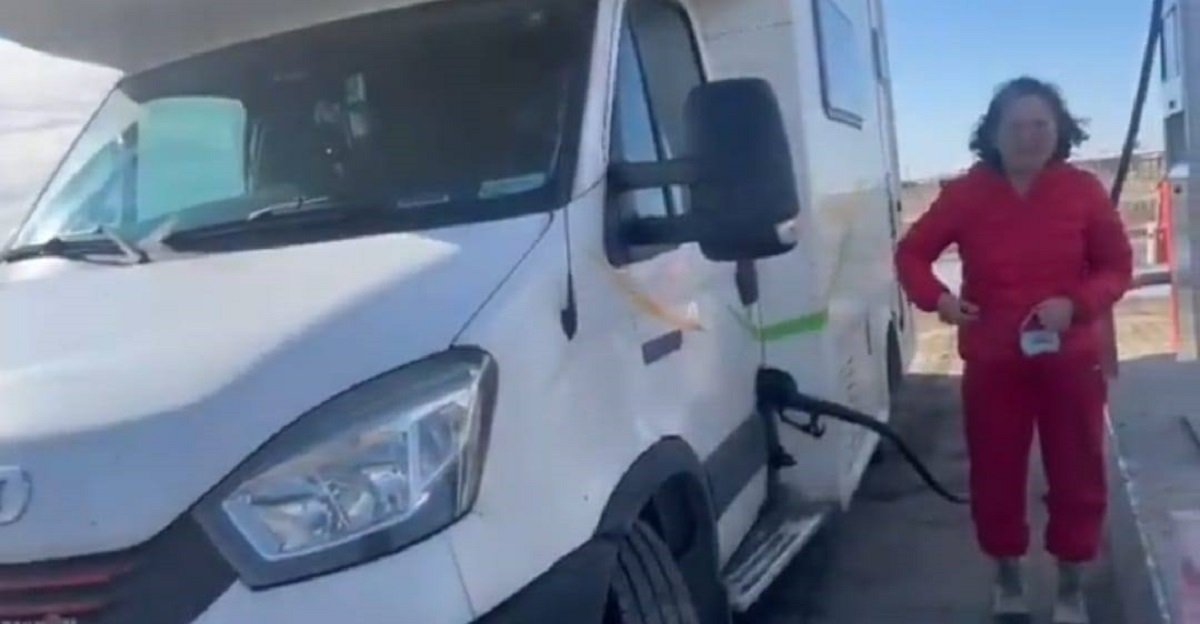 Полицейский в Атырауской области помог туристке из Китая