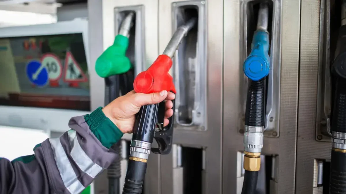 Бензин АИ-92 подешевел в России