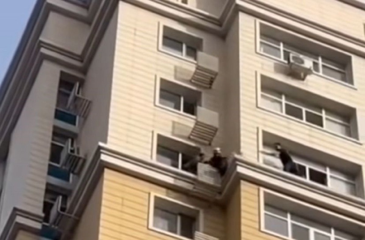 “Опасный шаг”: Спасатели Астаны предотвратили трагедию