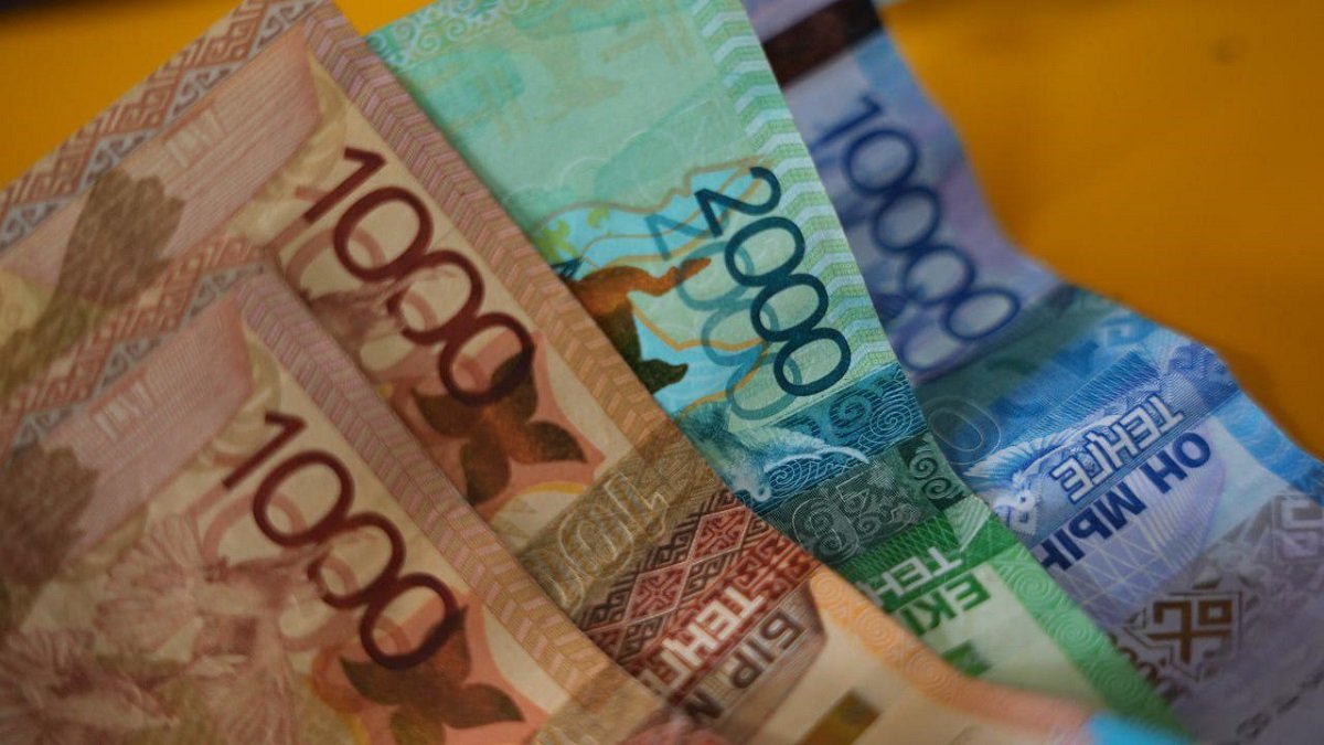 Тенге под прицелом прогнозов: ждать ли девальвации в 2026 году