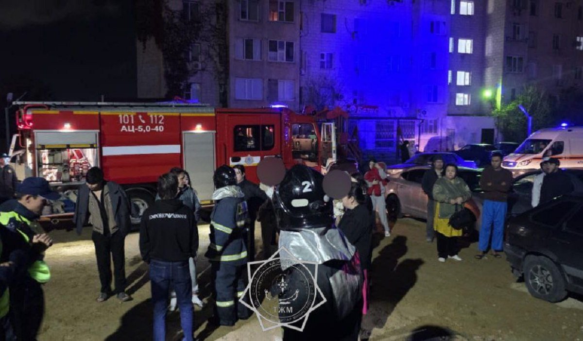 Ранним утром спасатели МЧС эвакуировали 70 человек из многоэтажек в Актау