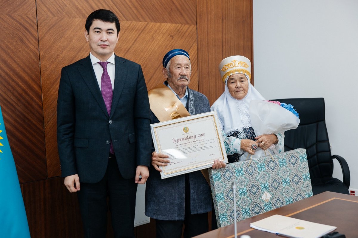 В Атырау чествовали юбиляров и молодые семьи