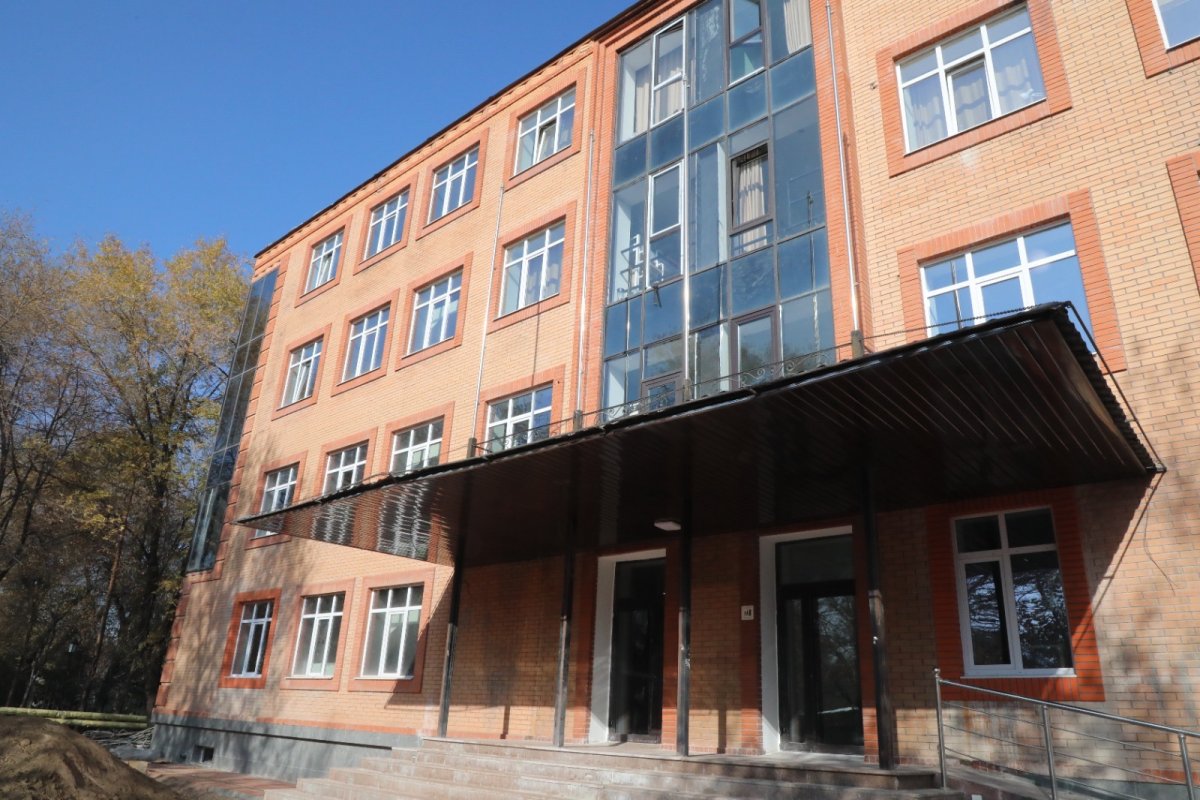 Заместитель акима Алматы Абзал Нукенов проверил ход строительства студенческих общежитий