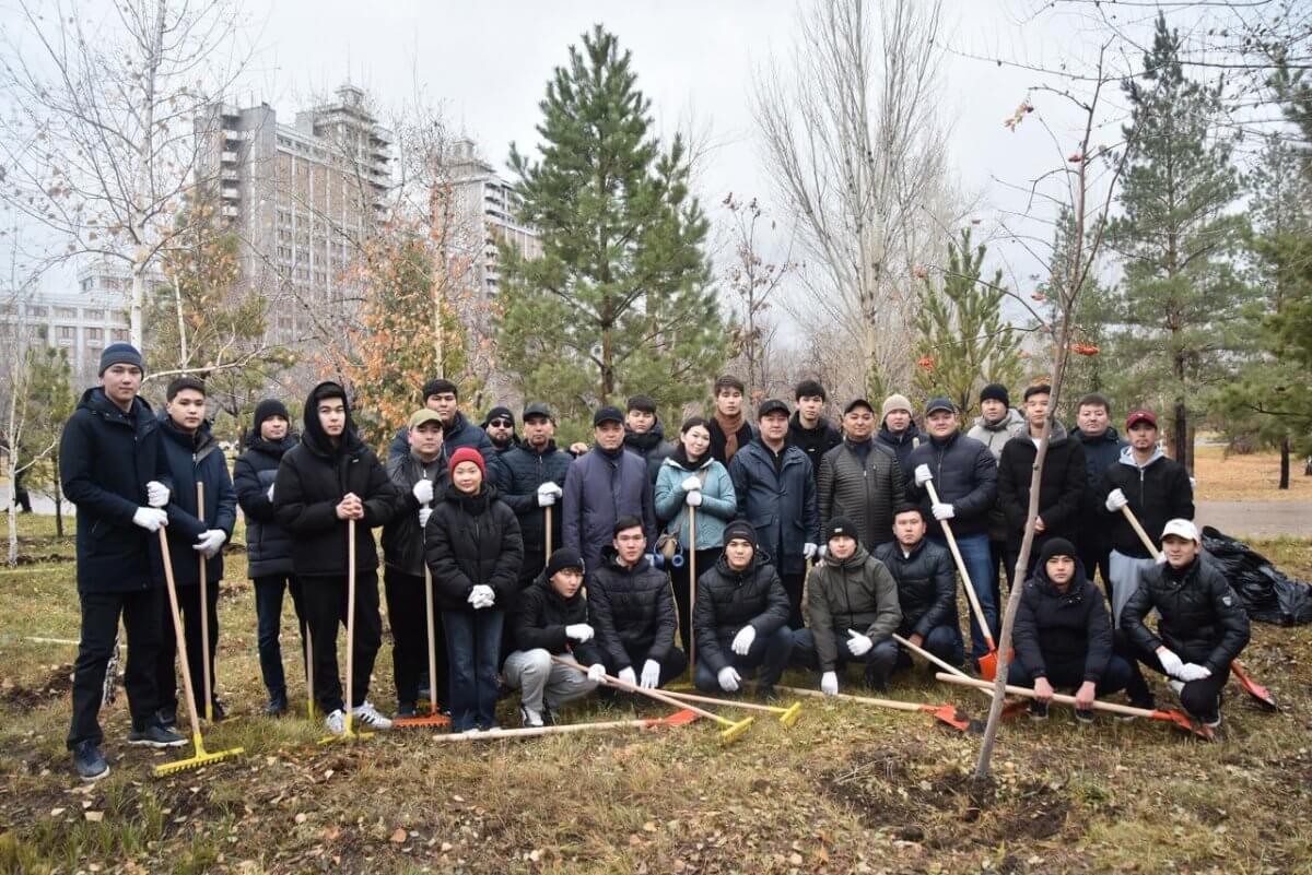 «Символ единства и ответственности»: Нурдаулет Килыбай с молодежью Мангистау вышел на субботник в Астане
