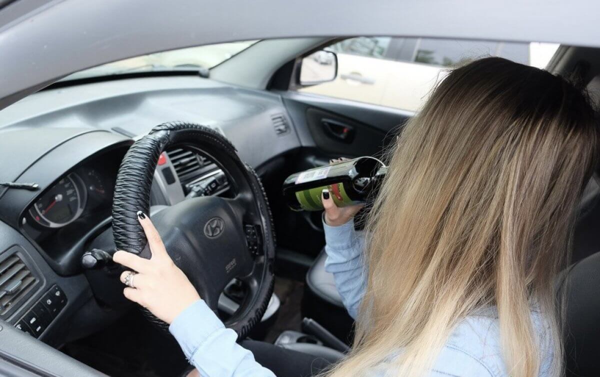 Пьяная за рулем и без водительских прав судья задержана в Астане