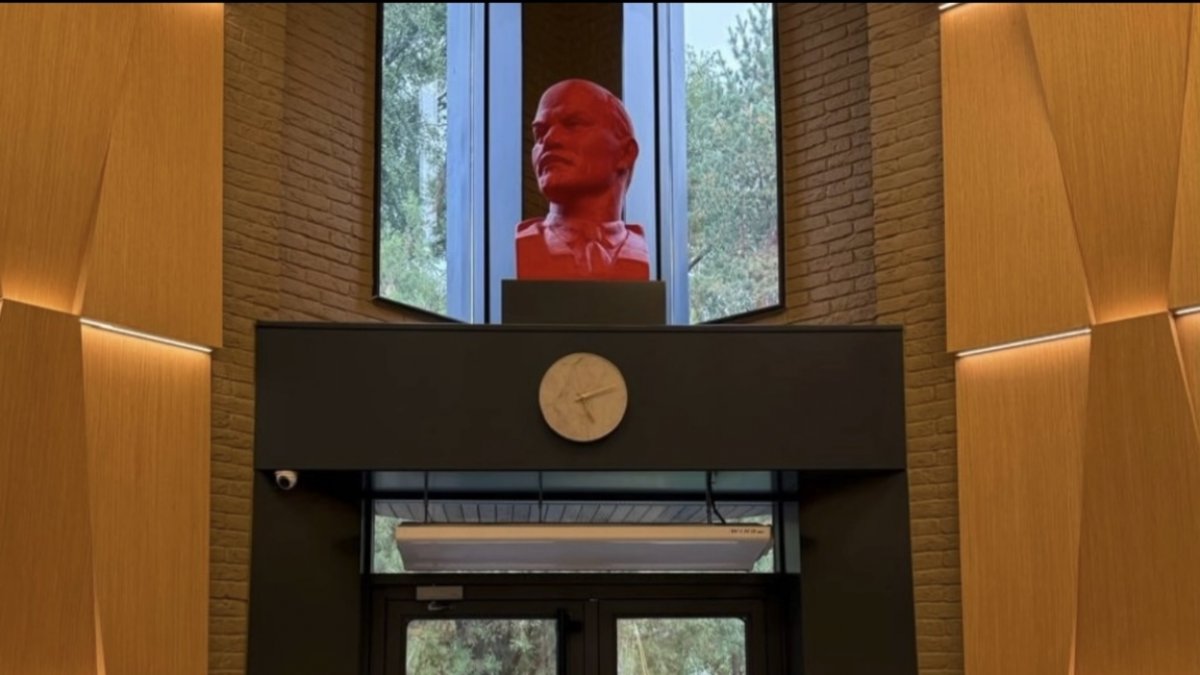 В офисе Qazaq Stroy установили бюст Ленина