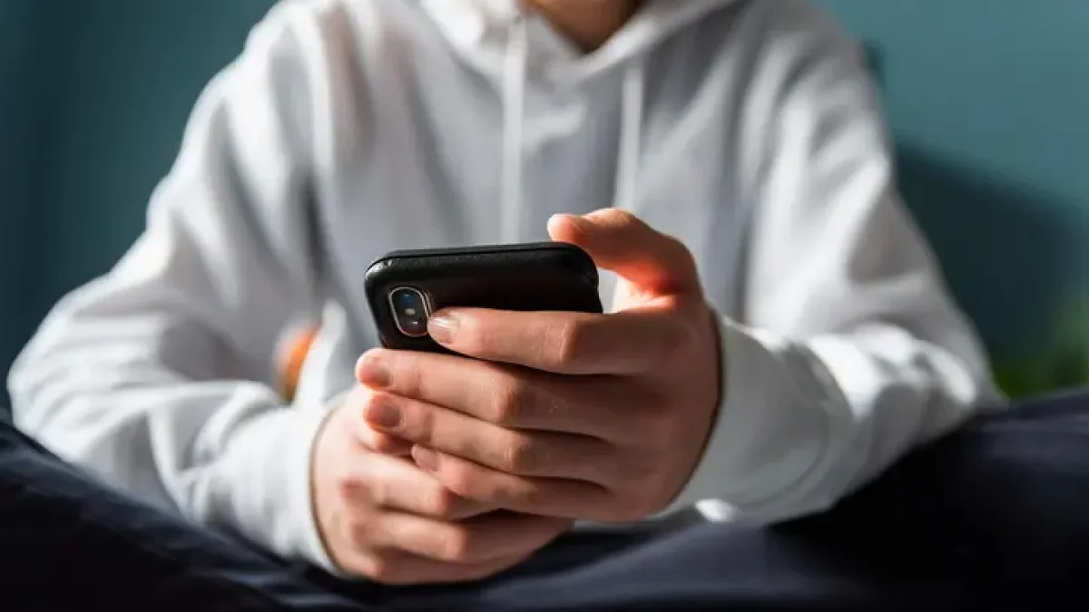 В Казахстане родителей будут штрафовать, если дети используют телефоны на уроках