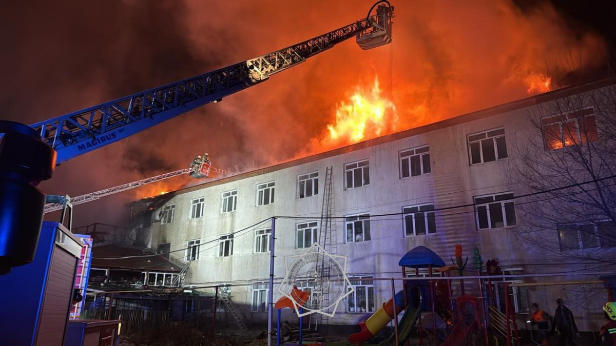 Пожар в Алматы: огонь охватил часть детского дома