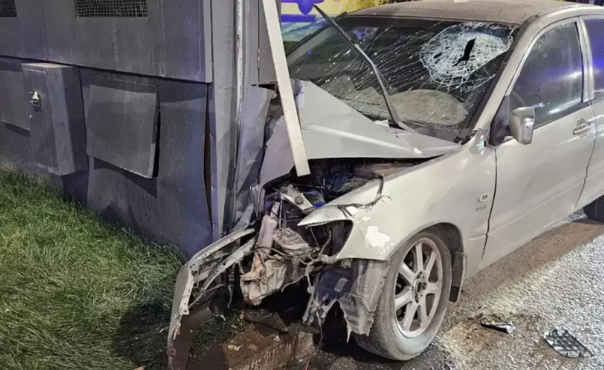 Трагедия в Алматы: имам скончался за рулём, автомобиль врезался в билборд