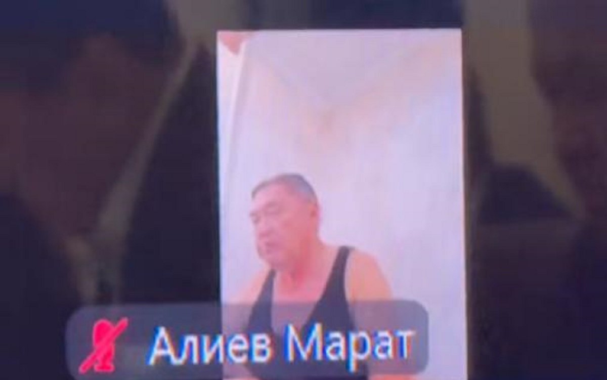 В майке на заседании Мажилиса – участник сидел за трапезой