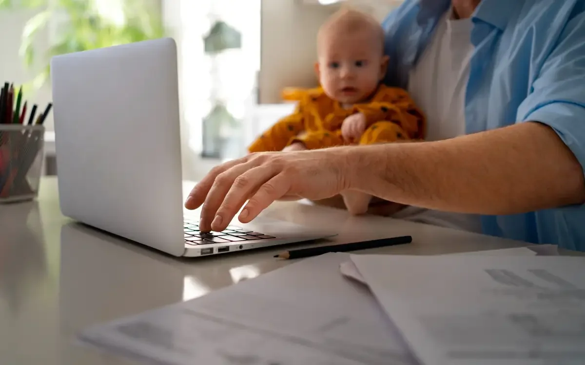 В Казахстане отцам могут засчитывать в трудовой стаж период ухода за ребёнком