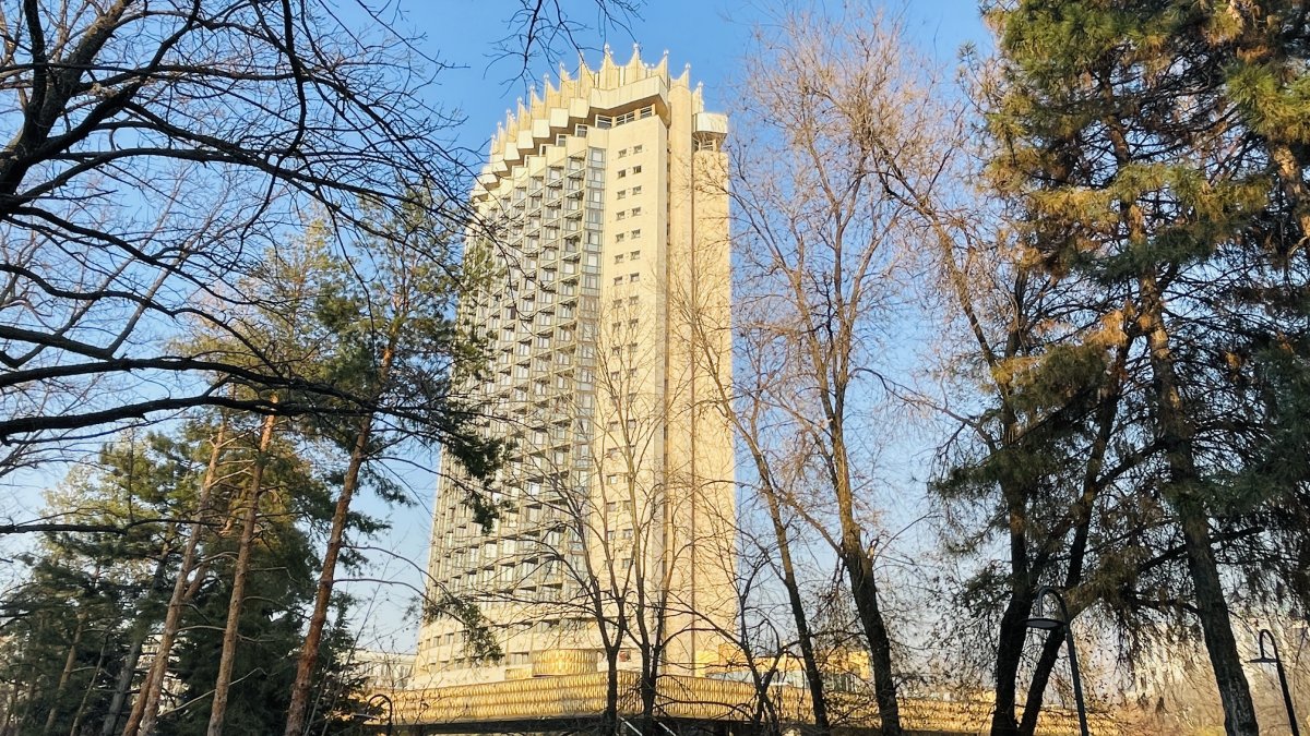 Алматы утопает в незаконных стройках: кто мешает сносу домов