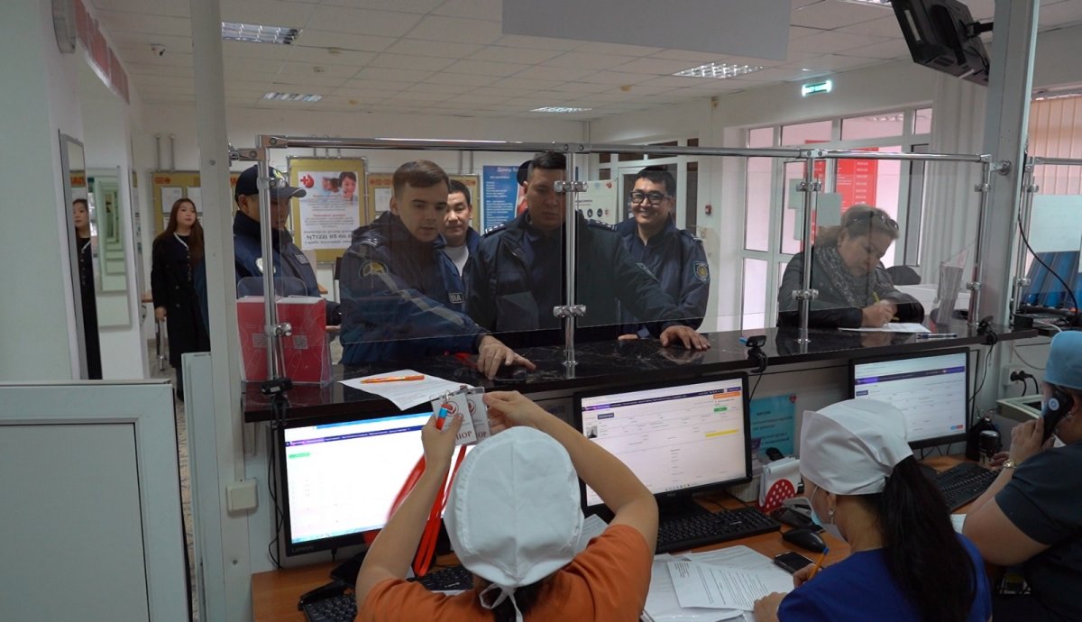 «Подари жизнь – стань донором»: в Атырау полицейские сдали кровь для пострадавших в ДТП