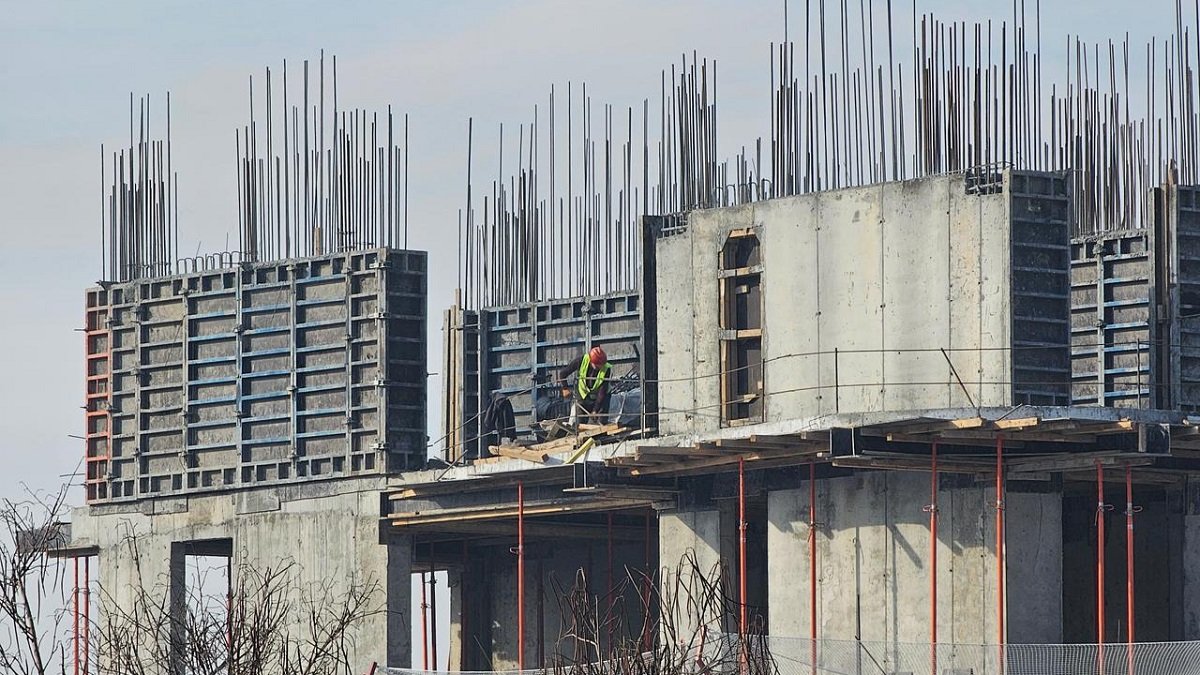 Трое строителей сорвались с высоты на стройке в Астане