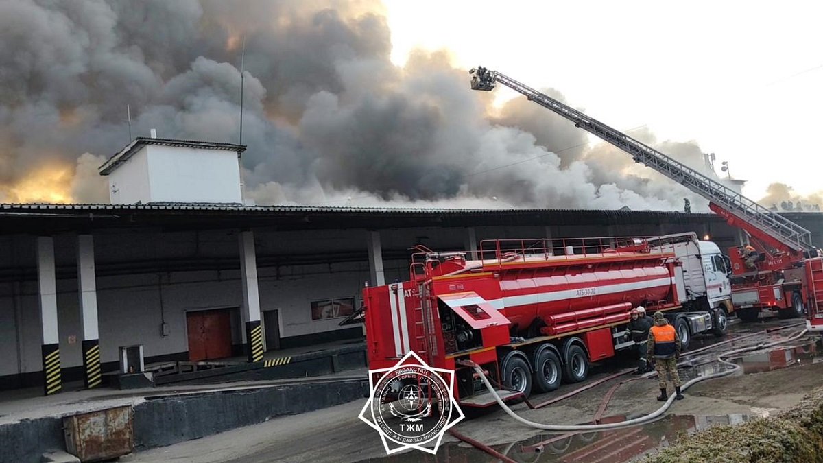 Крупный пожар на складе в Алматы локализован