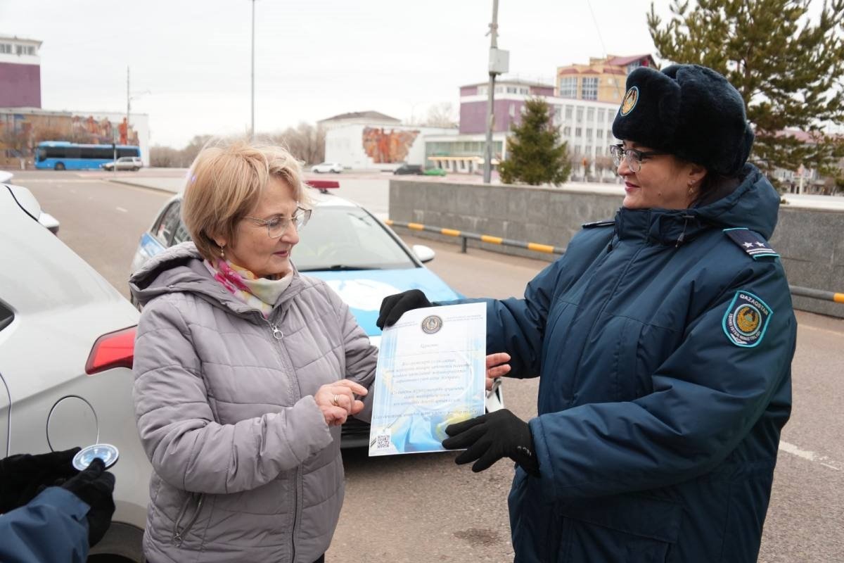 “Безопасная дорога”: в Караганде женщина-водитель 30 лет ни разу не нарушила ПДД