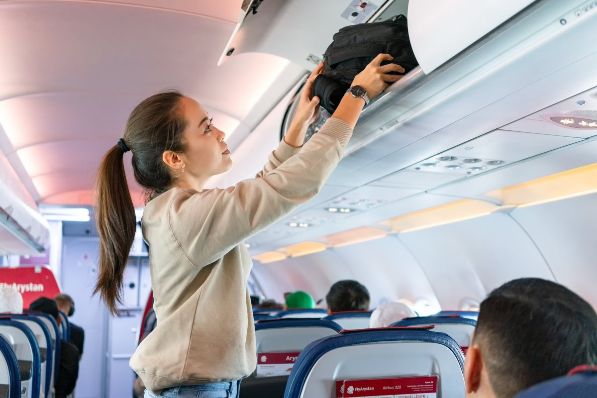 Размещение ручной клади в салоне самолета: рекомендации для комфортного путешествия