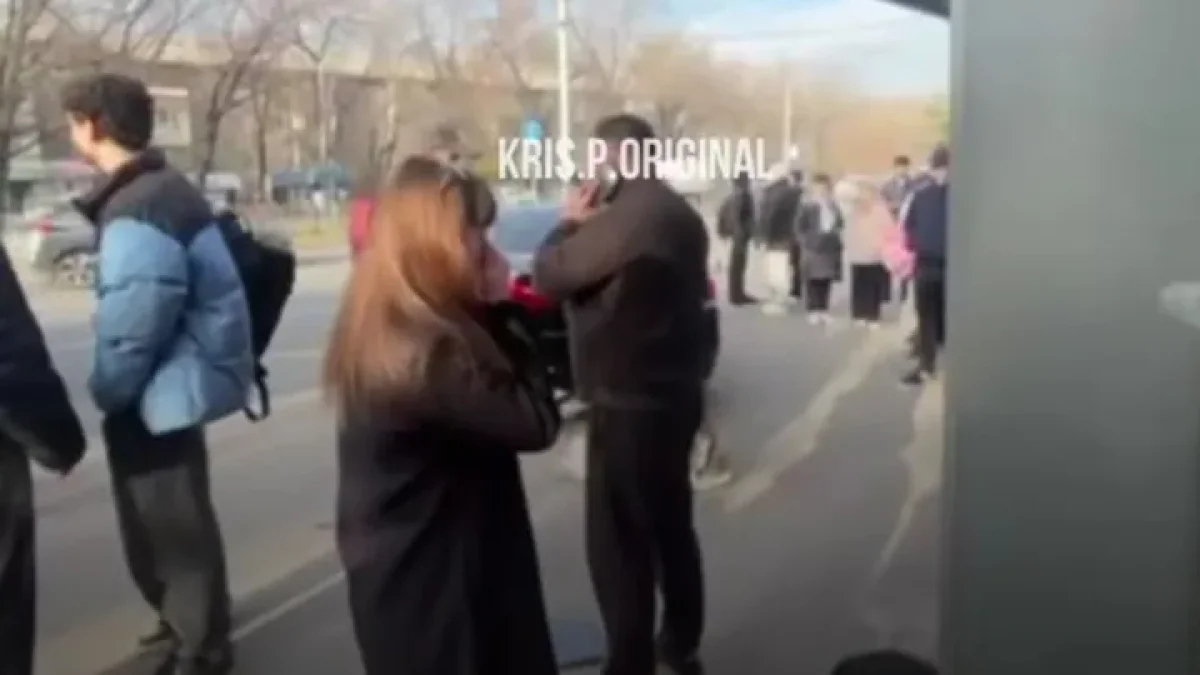 В Алматы BMW въехал в людей на автобусной остановке: двое пострадавших