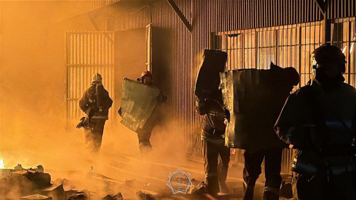 Крупный пожар на складе произошел в Алматы