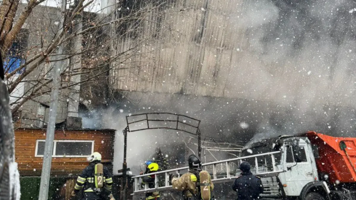 В Астане ликвидировали пожар в здании бывшего кинотеатра Cinema City