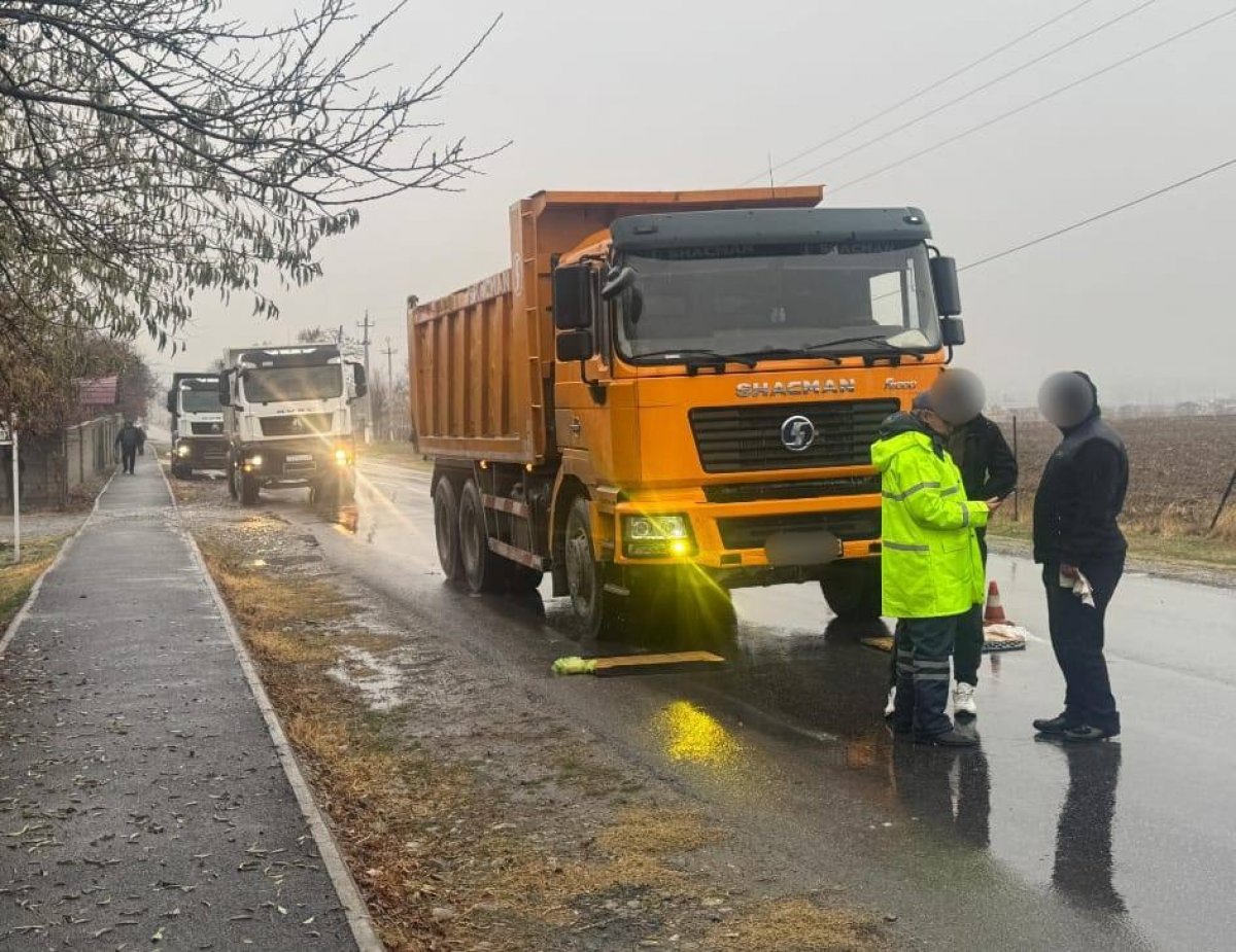 Незаконно перевозили песок: Полиция выявила 15 грузовиков в Туркестанской области