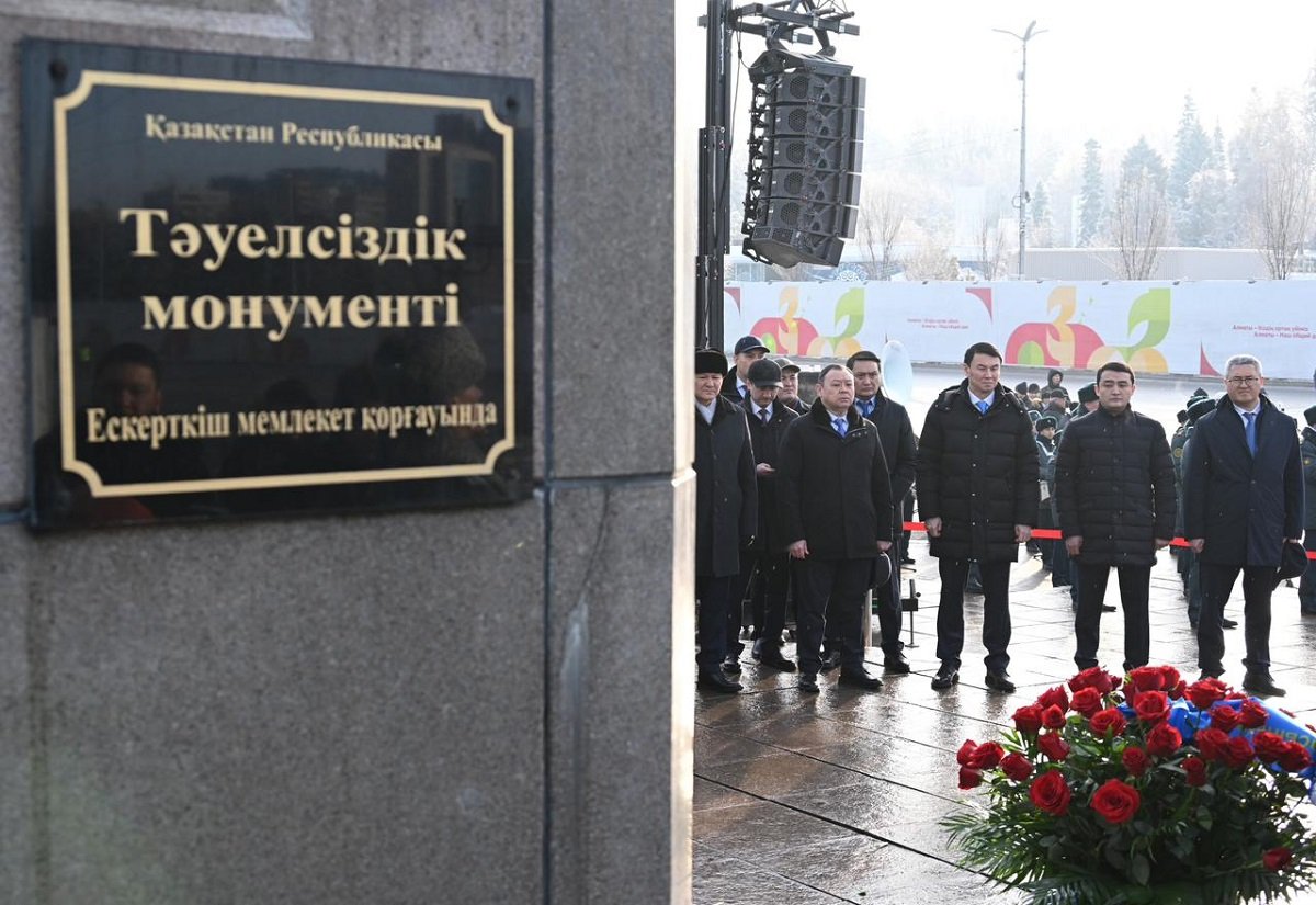 Аким Алматы возложил цветы к монументу «Тәуелсіздік»
