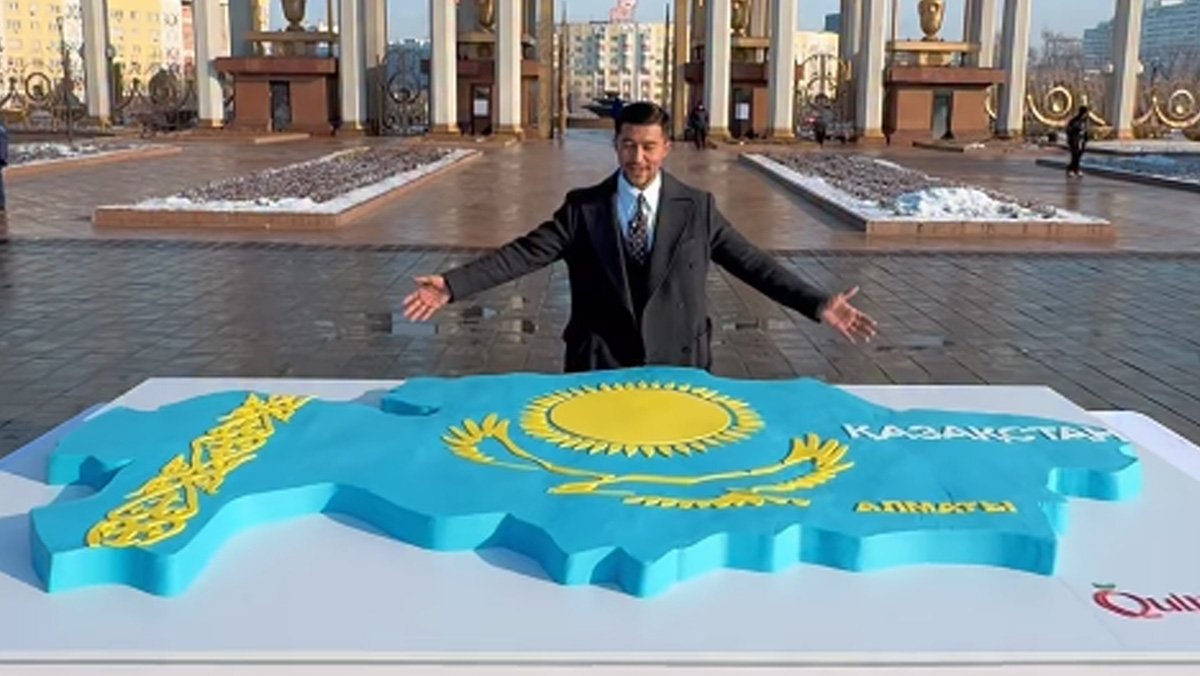 Акт милосердия к Дню Независимости: в Алматы раздали гигантский торт весом 100 кг