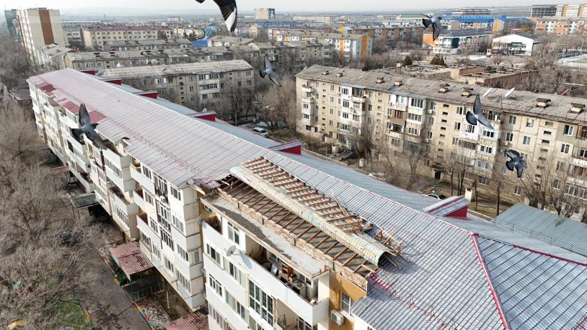 В Конаеве объявят режим ЧС после ураганного ветра, сорвавшего крыши домов