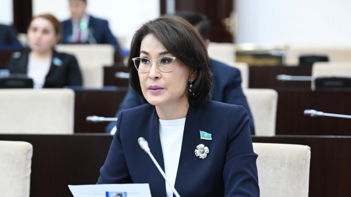 «Будь моя воля, ходила бы в кроссовках»: Альназарова ответила на критику из-за брендовой одежды